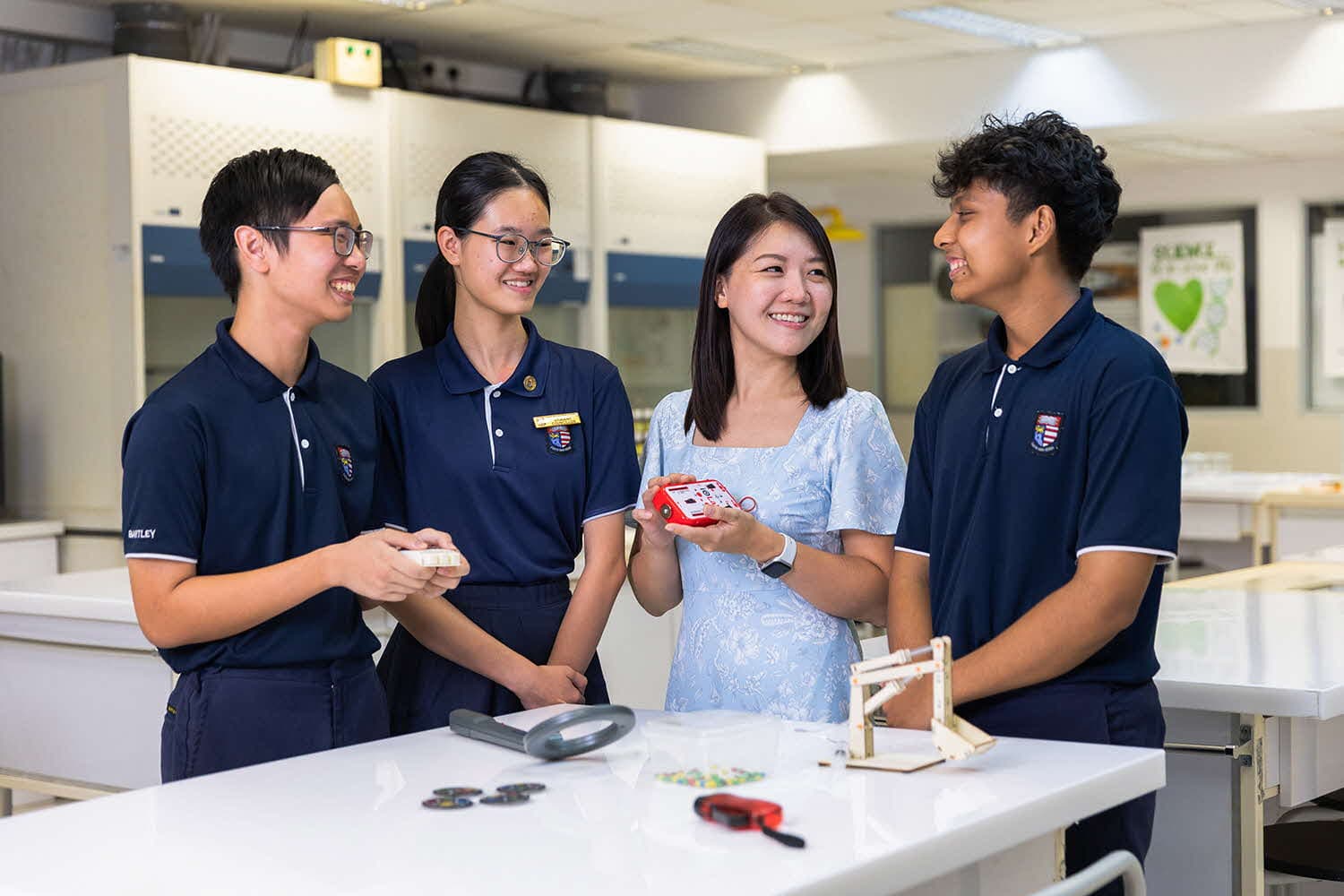 Students are attracted to Physics thanks to her magnetic lessons