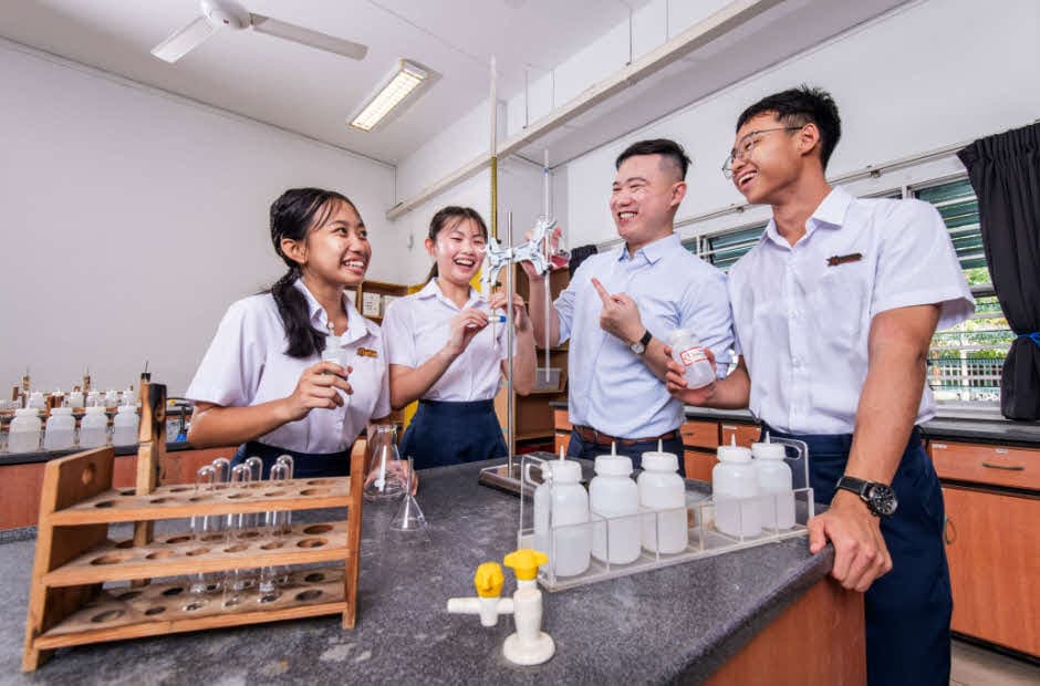 This super-charged alumnus gives back in Chemistry and more