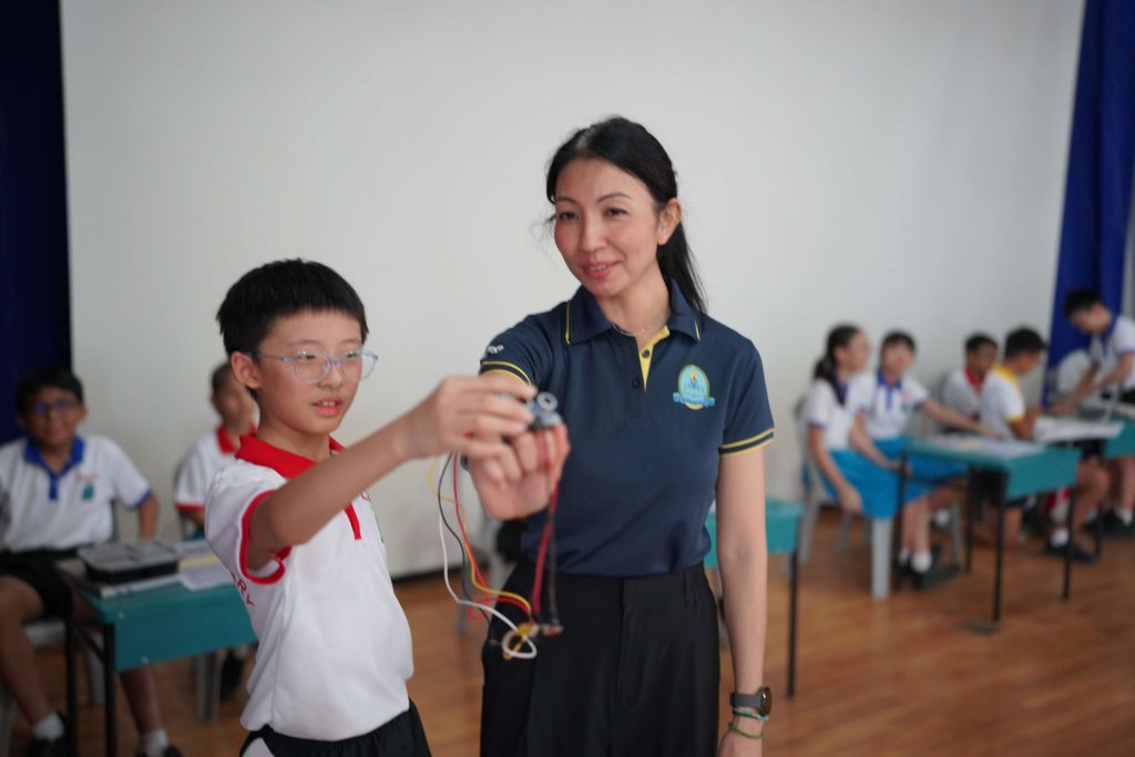 P5-IPW_ALP-during-Learning-Festival@PVPS-Showcasing-project-assisted-device-1024x683.jpg