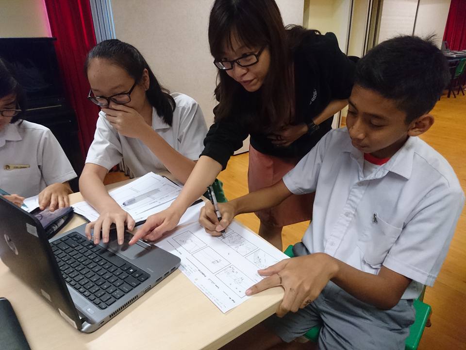 Sheh Feng working with Ahmad Ibrahim Secondary School students on their music scores for their film projects.

(Photo credit: Ng Sheh Feng)