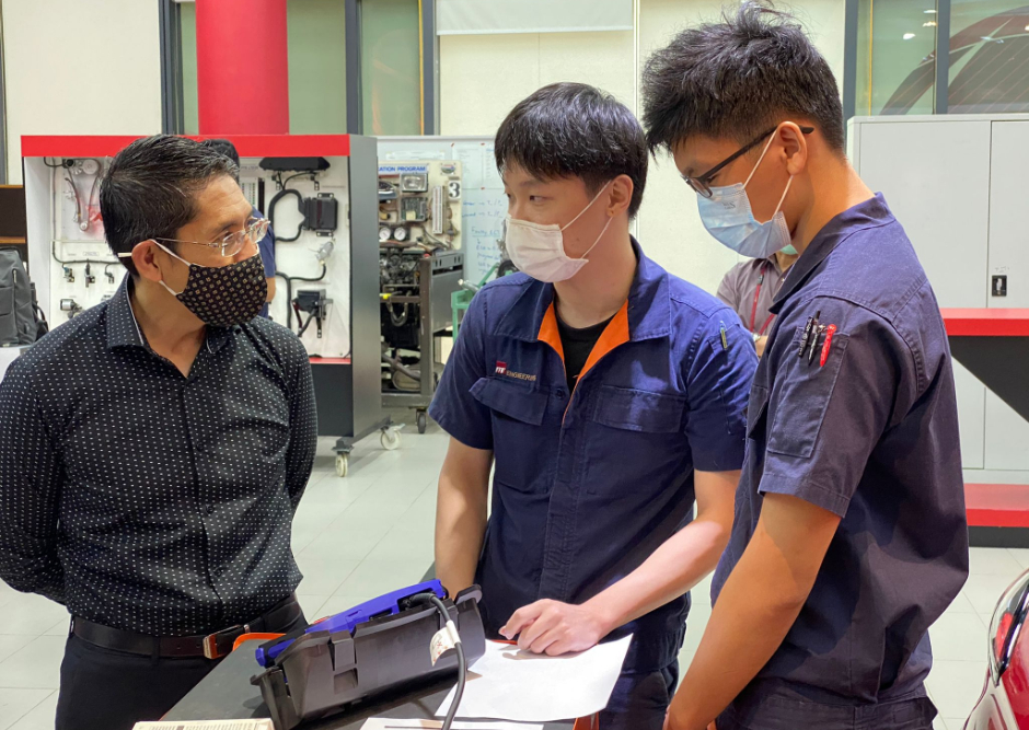 Dr Maliki conversing with Engineering students from ITE during a visit.