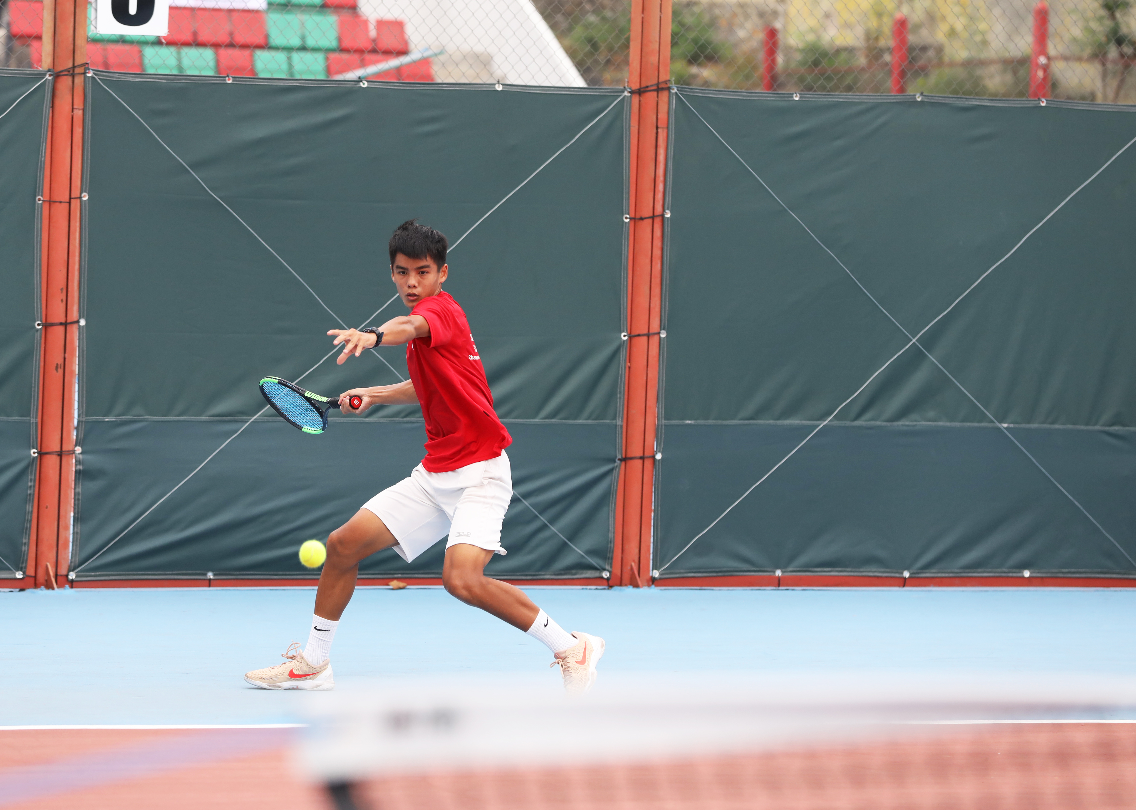 Sixteen-year-old RI student Timothy Lim putting up a riveting performance in the Tennis men’s singles preliminaries. 