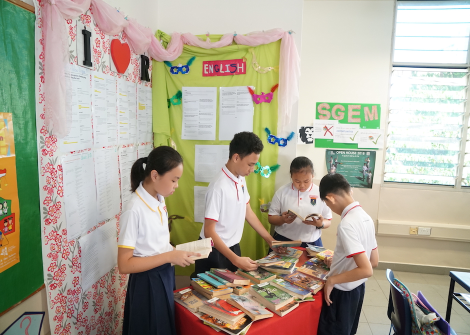 Bedok Green Primary School students browsing English-language books in their classroom. (Photo: Bedok Green Primary School)