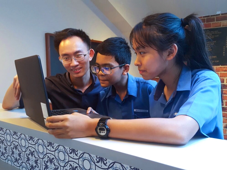 Mr Melvin Chan uses the Knowledge Forum – a rich online resource for collaboration and enhancement – to engage his students. 
