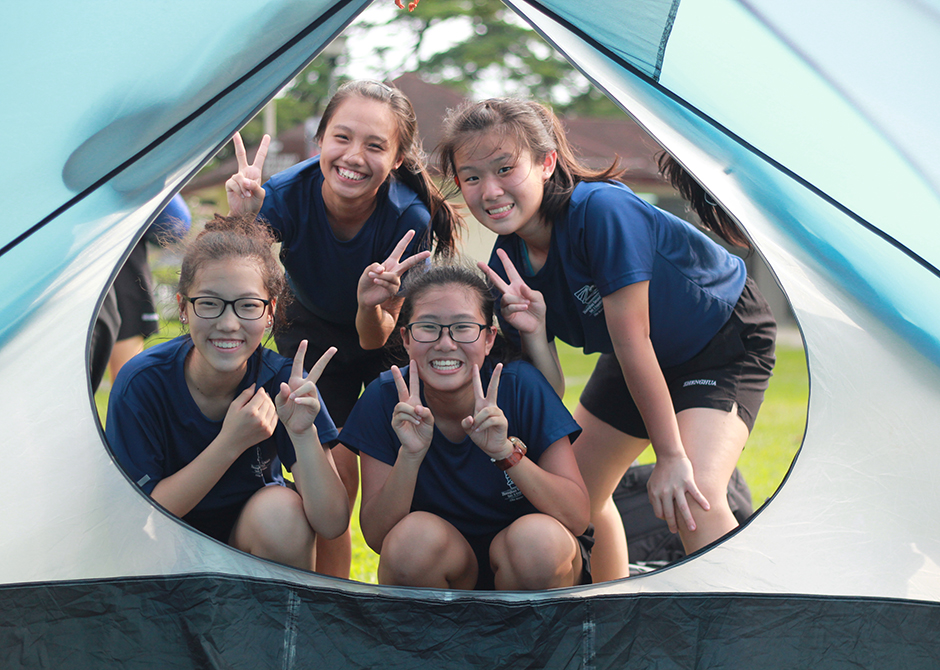 Zhenghua Secondary School students pitching tents together during a camp. (Photo credit: Zhenghua Secondary School)
