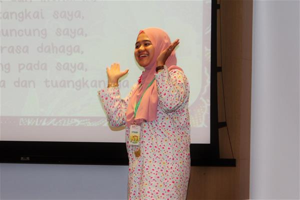 Ms Luklu, recipient of the Good Practice Award (MOE-AECES Awards for Kindergarten Excellence 2013), shared drama strategies for children to appreciate the beauty of Malay language at the Mother Tongue Languages Symposium (MTLS) 2016.