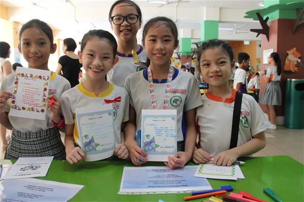 Janelle Yeo (2nd from right) and her Primary 4 friends completing an Appreciation card each as a Project Heart activity.