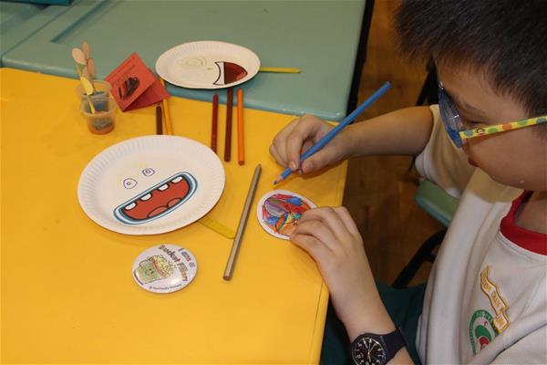Jayden Chan, a Primary 2 student creating badges for Project Heart.
