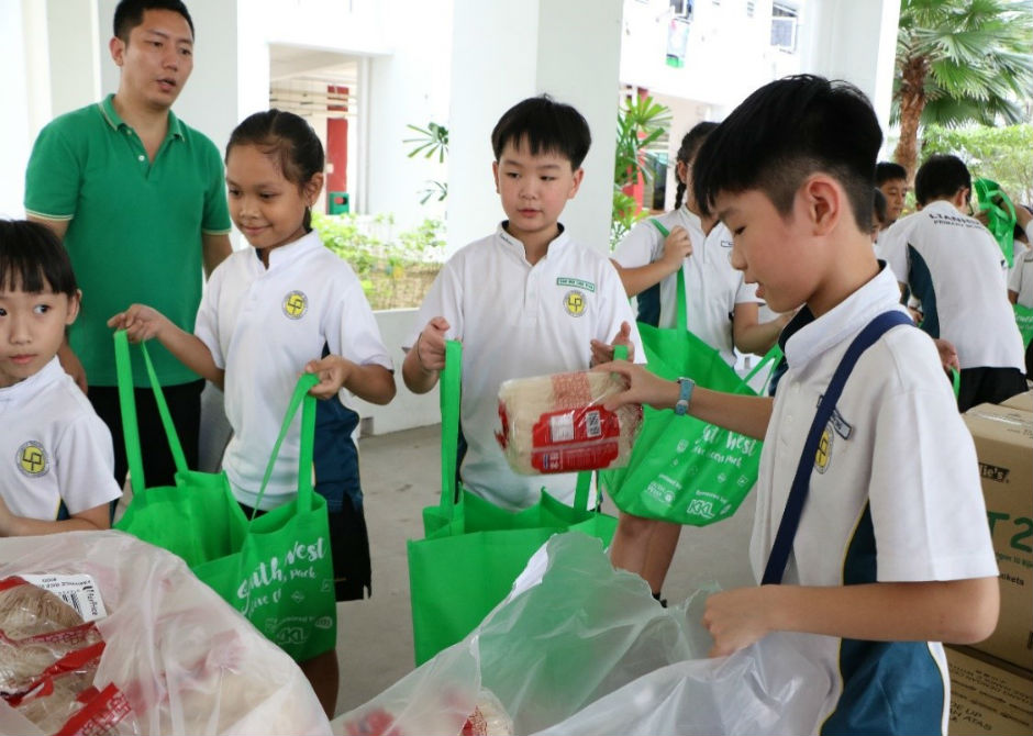 Despite the hot and humid afternoon, young volunteers from Lianhua Primary School cheerfully packed and distributed more than 450 festive gift bags.
 
(Photo credit: Lianhua Primary School)