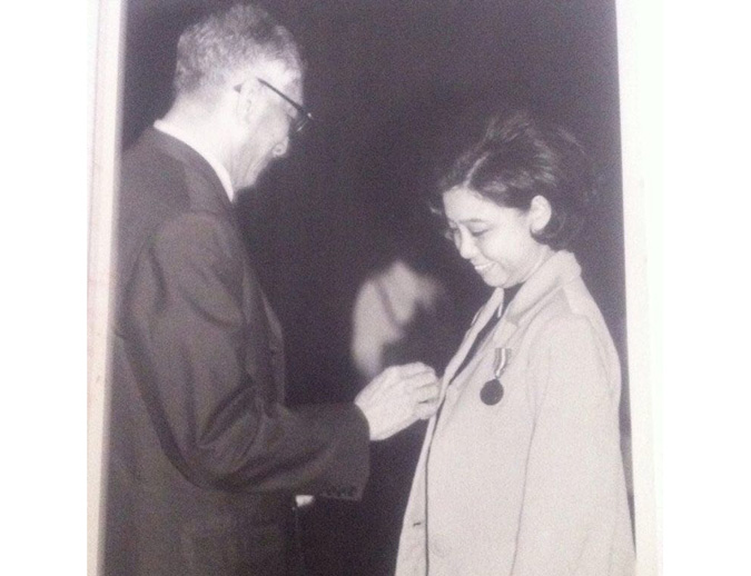 Miss Tan, receiving the Public Administration Medal from Singapore’s first president Yusof Ishak.