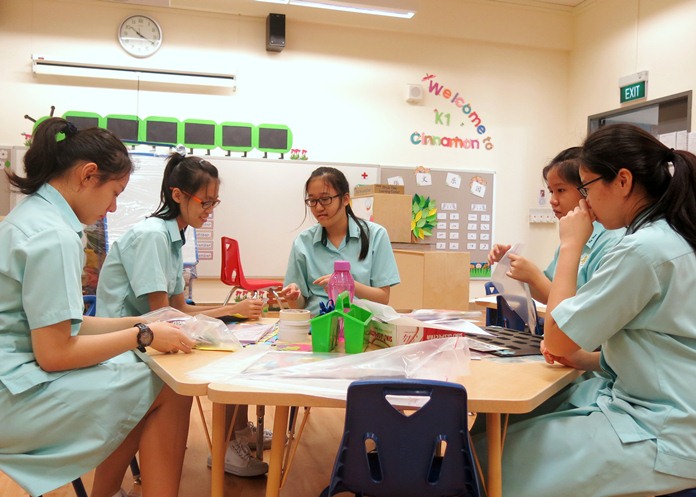 Students from Pei Hwa Secondary School’s Art Council volunteered at the MOE Kindergarten @ Sengkang Green to prepare for the new school year. 