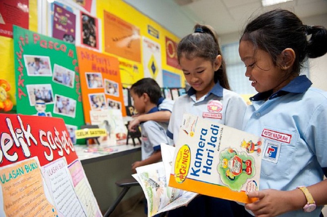 Parents can play an active role in helping your child to learn Malay Language at home.