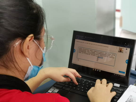 Zhenghua Secondary Higher Chinese Language students use Nearpod in class.