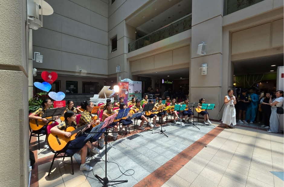 What-students-learn-when-they-perform-together-Admiralty-Primarys-Guitar-Ensemble-at-Tan-Tock-Seng-Hospital-940x620-.jpg