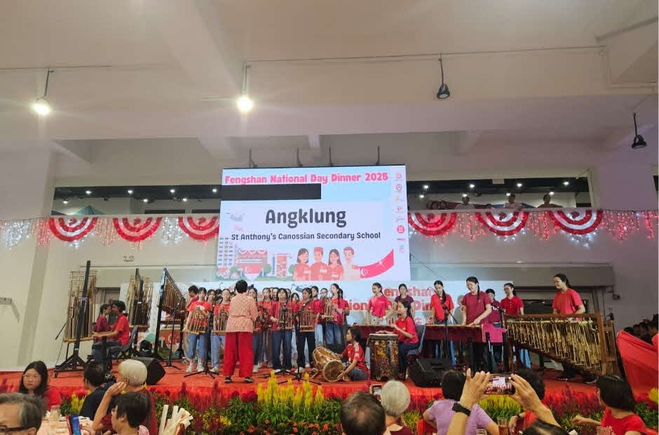 What-students-learn-when-they-perform-together-St.-Anthonys-Canossian-Secondary-Schools-Angklung-Ensemble-National-Day-Dinner-at-Fengshan-Community-Club-940x620-1.jpg